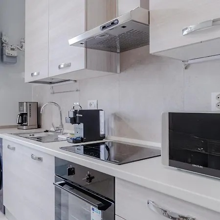 Guesthost - Modern Retreat In Apartamento